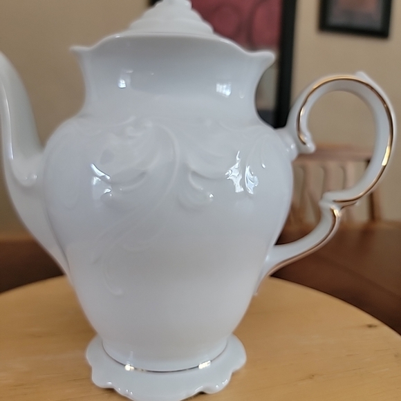 Royal Kent Poland Embossed White with Gold Trim Tea/Coffee/Chocolate P… - Picture 4 of 11